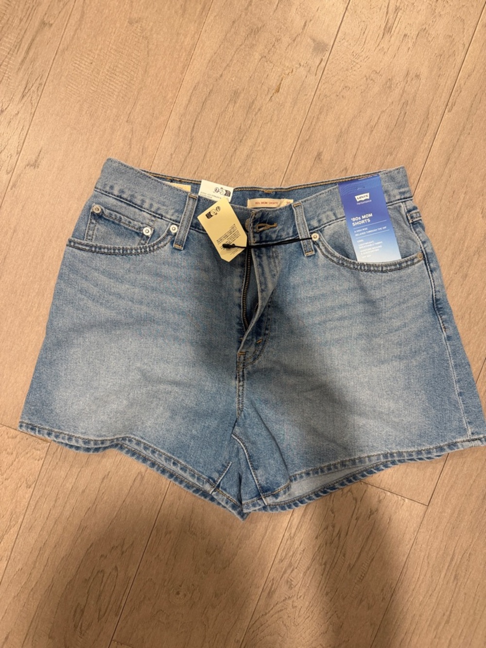 🎉 HOST PICK: Levi's '80s Mom Shorts - Light Blue Denim - Picture 2 of 10